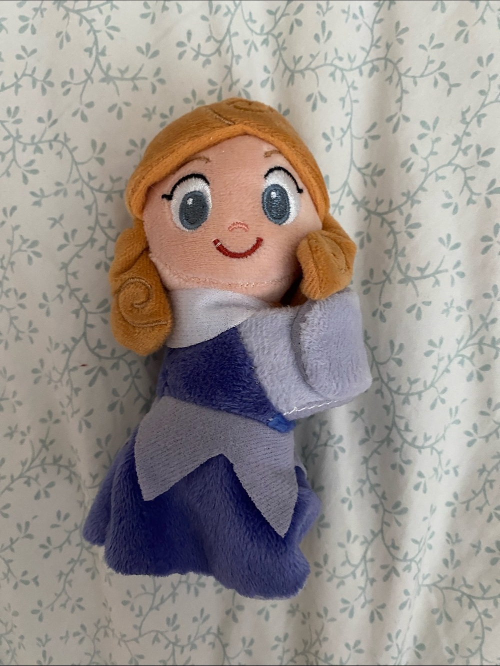 Sleeping beauty cutie cuff